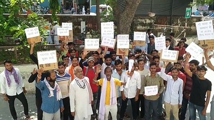 प्रदर्शन कर सौंपा ज्ञापन: चरागाह से अतिक्रमण हटाने की मांग