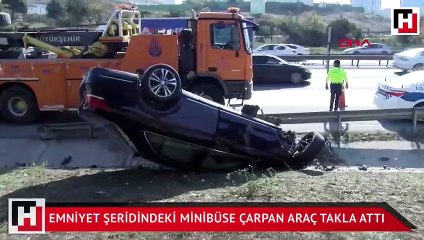 Emniyet şeridindeki minibüse çarpan araç takla attı