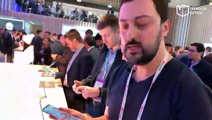 Büyük mü büyük ekranlı telefon: Huawei Mate 20 X