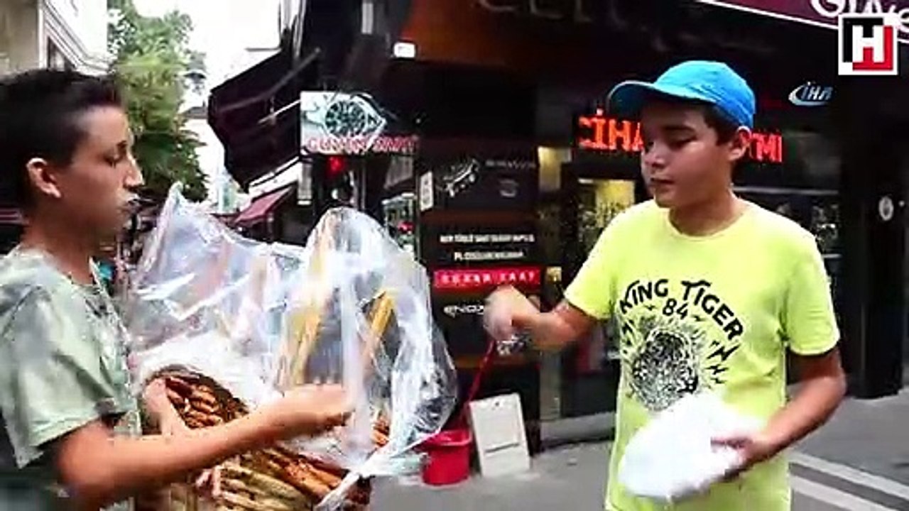 15 yaşındaki Barış hem okuyor hem simitçilik yapıyor