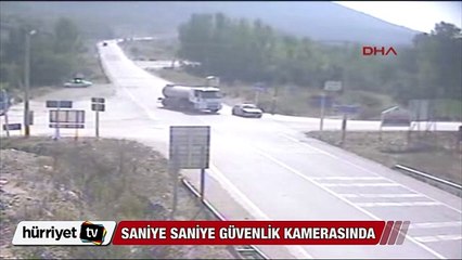 Aşırı hızlı otomobil bariyerlere böyle çarptı
