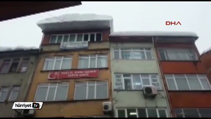 Bartın'da kar çatıları yıktı