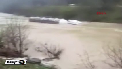 TIR selde 500 metre sürüklendi! Sürücü yüzerek kurtuldu