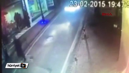 Minibüs kaldırıma çıkıp binaya çarptı