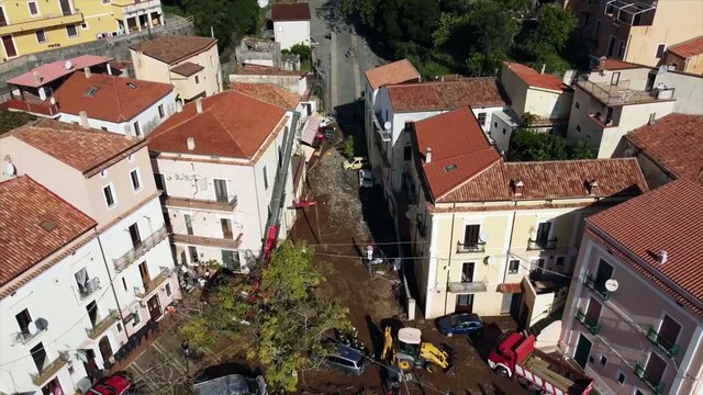 Alluvione a Tortora (Cosenza), auto trascinate via da acqua e fango: le immagini dal drone