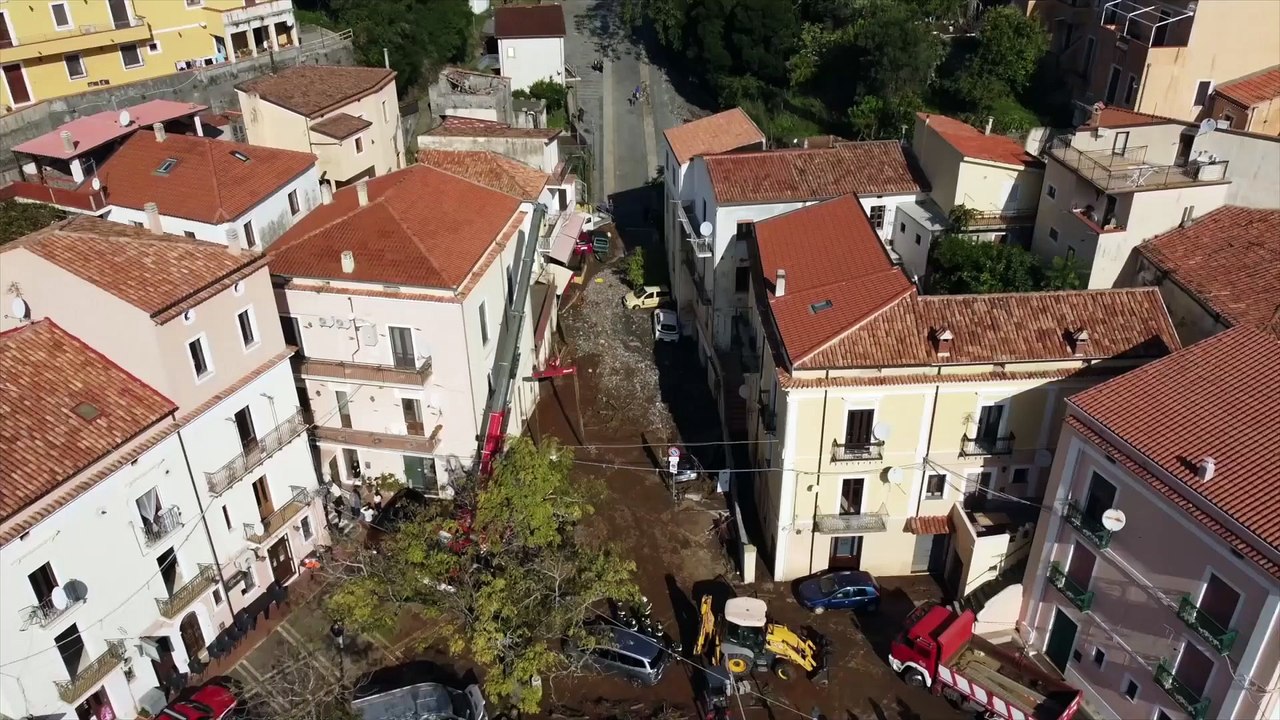 Alluvione a Tortora (Cosenza), auto trascinate via da acqua e fango: le immagini dal drone