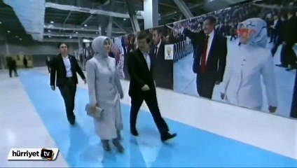 Sare Davutoğlu, eşine yetişmeye çalışırken zorlandı