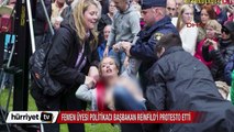 Femen üyesi politikacı Başbakan Reinfild’i protesto etti