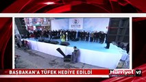 BAŞBAKAN'A GİRESUN'DA TÜFEK HEDİYE EDİLDİ