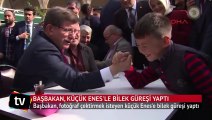 Başbakan Davutoğlu, küçük Enes'le bilek güreşi yaptı