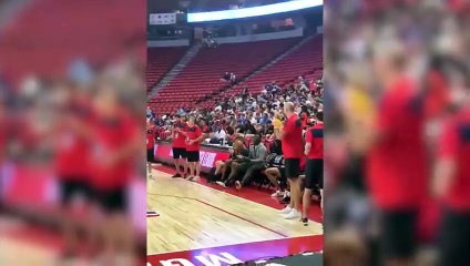 Zion Williamson oturduğu yerden...