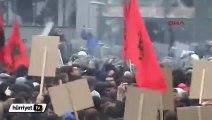 Kosova başbakanlık binası önünde gösteriye polis müdahalesi