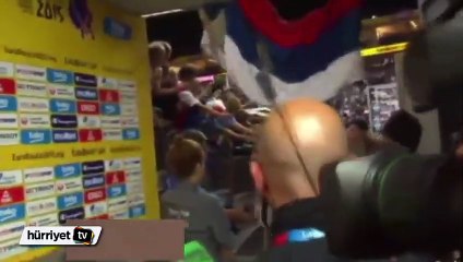 İspanyol basketbolcu Sırbistan bayrağını yırttı