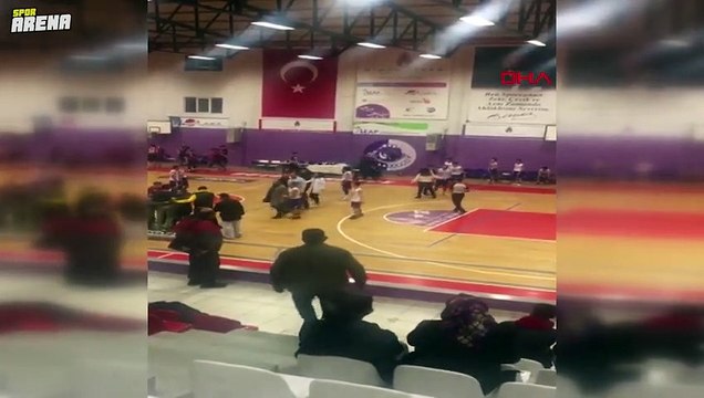 Genç sporcuya defalarca tokat atan antrenör, maçın hakemine de çöp kovası fırlattı