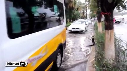 Bodrum'da sağanak yağmur su baskınlarına neden oldu
