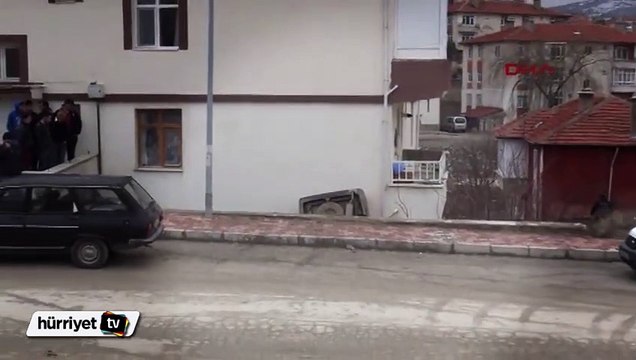 Fren yerine gaza bastı, otomobil istinat duvarından düştü