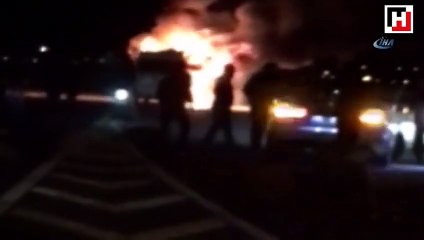 Koyun sürüsüne çarpan minibüsü benzinle ateşe verdi