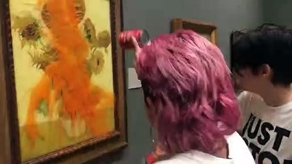 İklim aktivistleri Van Gogh’un 'Ayçiçekler' tablosuna domates çorbası fırlattı