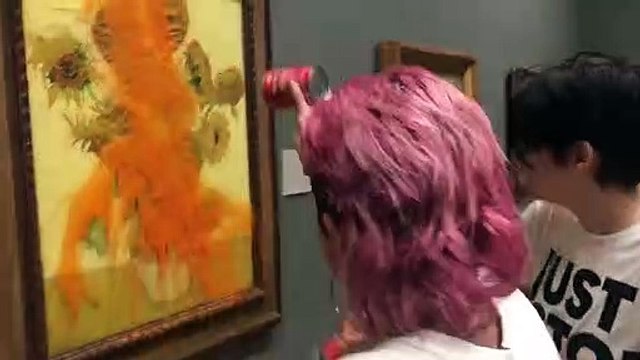 İklim aktivistleri Van Gogh’un 'Ayçiçekler' tablosuna domates çorbası fırlattı