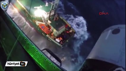 Yunanistan'da kayalıklara oturan kargo gemisi battı