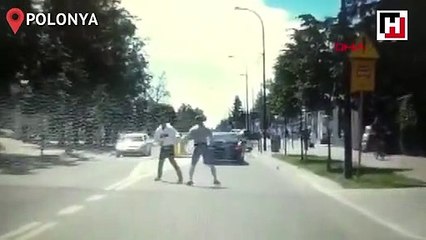 Bayılttığı adamı araba çarpmasın diye kenara çekti