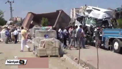 Kamyonla TIR’ın çarpıştığı kaza kamerada