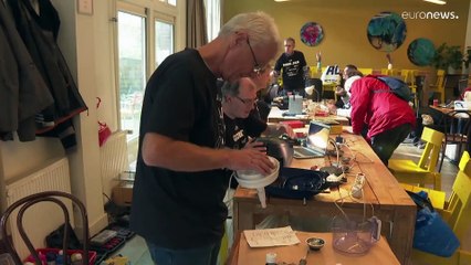Ολλανδία: Σε ένα καφέ εθελοντές επιδιορθώνουν παλιές ηλεκτρικές συσκευές