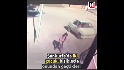 Çocuklar, önünden geçtikleri bayrağa selam durup, öptüler