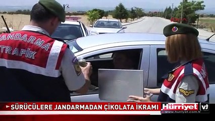 SÜRÜCÜLERE JANDARMADAN ÇİKOLATA İKRAMI