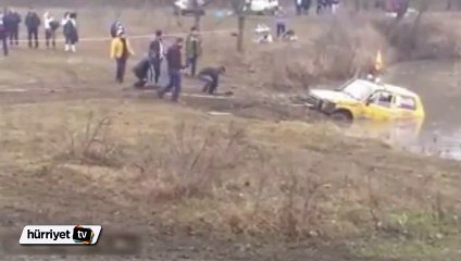 Bataklıkta kalan cipi kurtarmak isterken tampon koptu