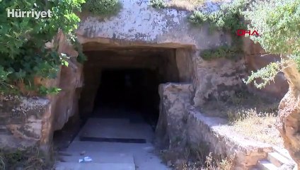 Tarihi mağaranın duvarları yazı tahtasına dönüştürüldü