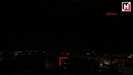 Uçağın kalkışı sırasında düşen yıldırım kameralara yansıdı