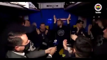 Fenerbahçe takım otobüsünde eğlence bitmiyor!