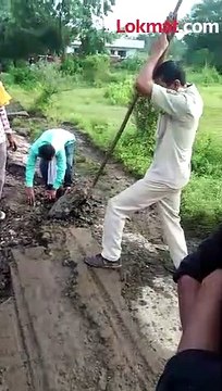 एसटी चालक वाहकाचं नवं काम... रस्त्यावरचे खड्डे बुजवले-