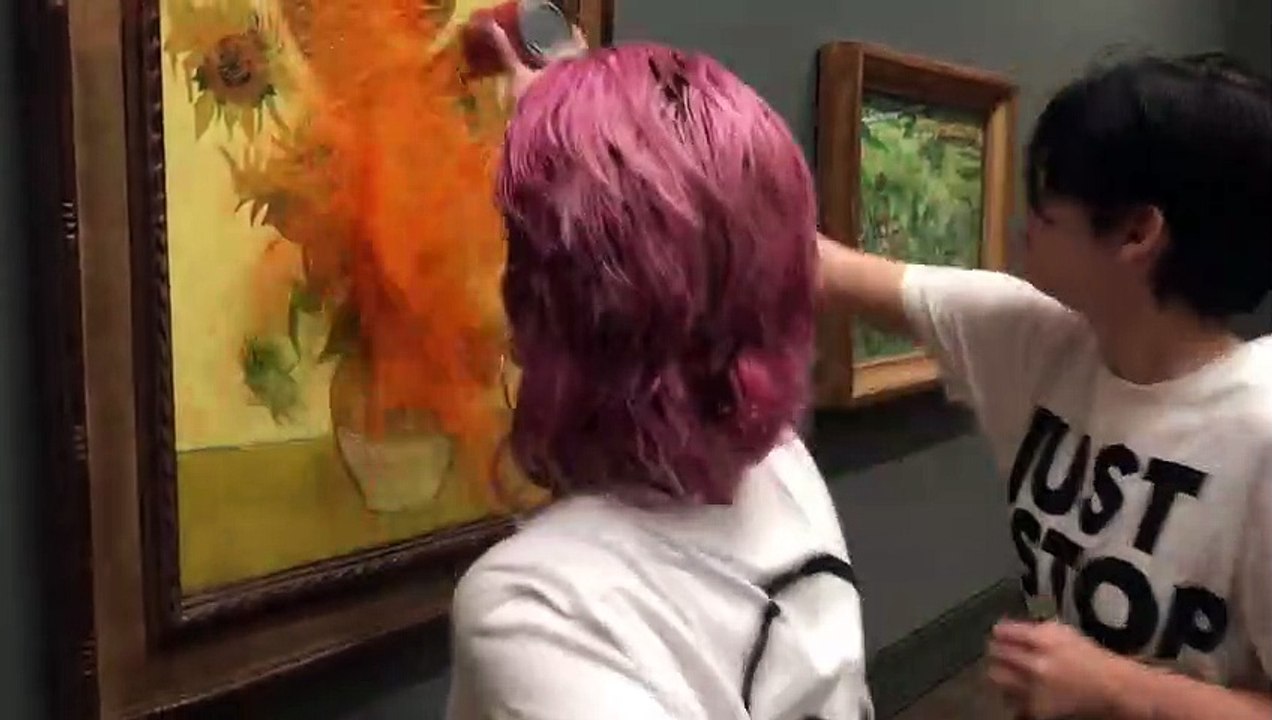 İklim aktivistleri Van Gogh'un tablosuna çorba döküp kendini duvara yapıştırdı