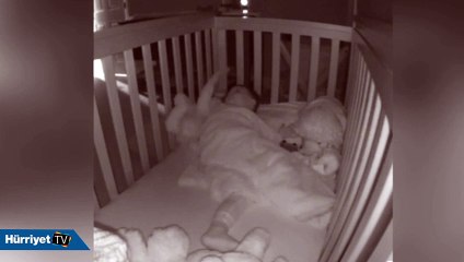 2 yaşındaki bebek uykusunda tezahürat yaparken görüntülendi