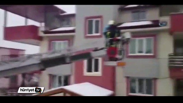 İtfaiye erinin kucağında hayata dönüş
