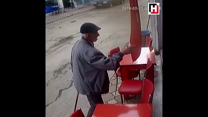 Bayrağı öpüp karşısında selam durdu