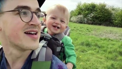 Sevimli bebeğin karahindiba ile tanışması