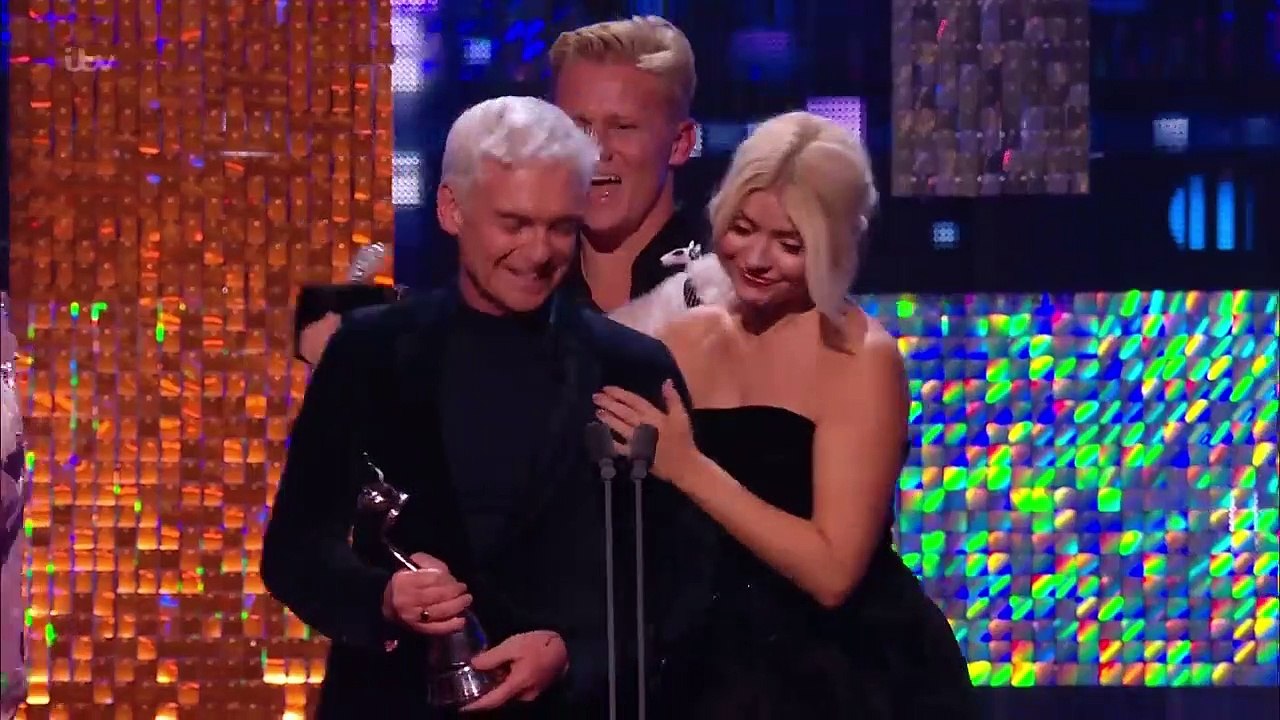 This Morning presenters Holly and Phil booed by crowd at NTAs after queue-jumping controversy