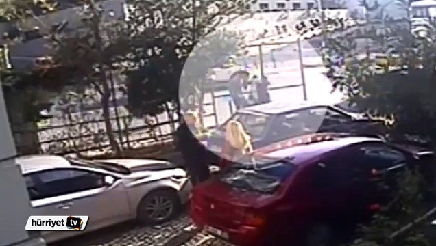 Bebek arabasını devirip karısını tekme tokat dövdü