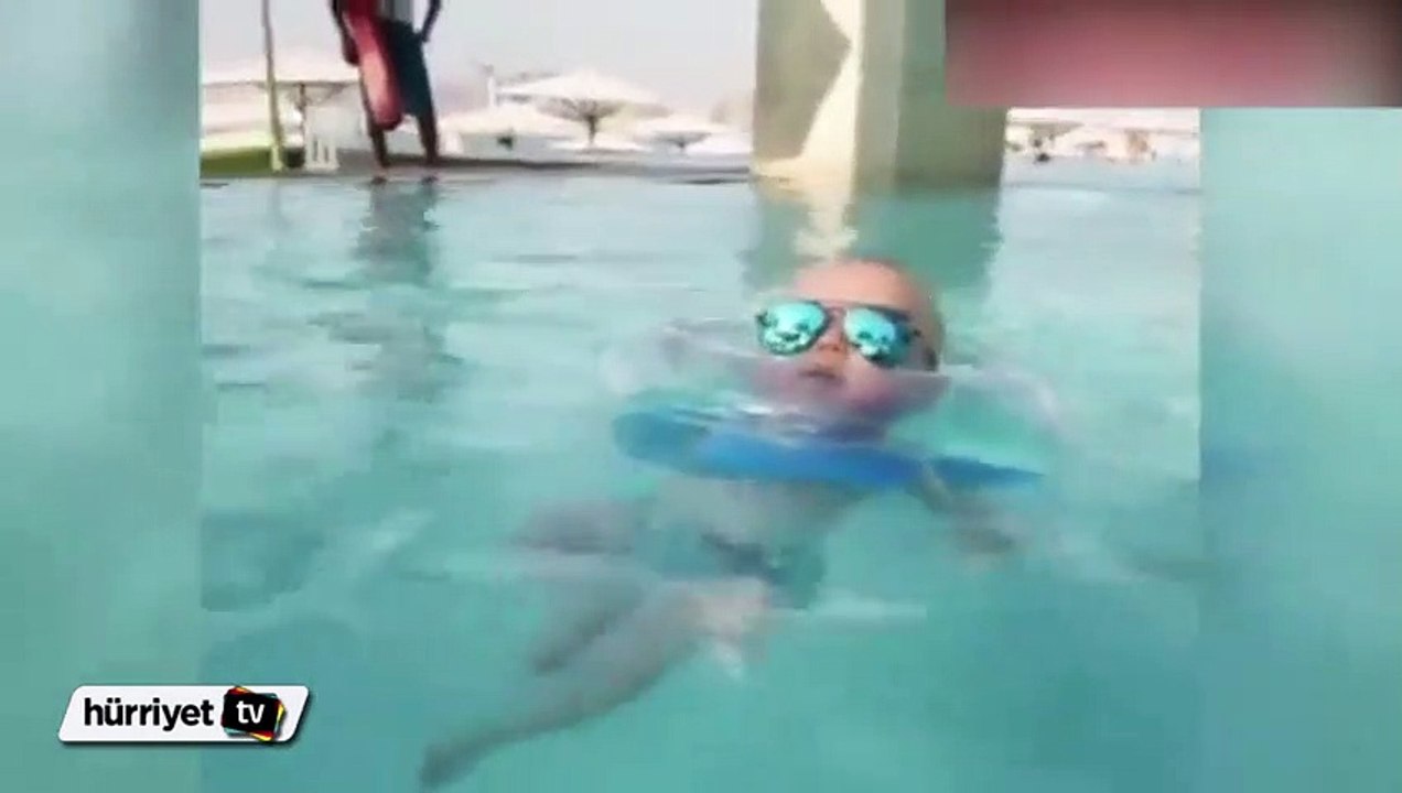 Sevimli bebeğin havuz keyfi