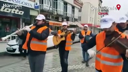 Evde kalan vatandaşlara sokakta moral konseri