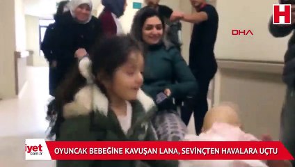 Oyuncak bebeğine kavuşan Lana, sevinçten havalara uçtu