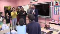 Belediye başkanı sınıfa pastasıyla girip, doğum günü kutladı