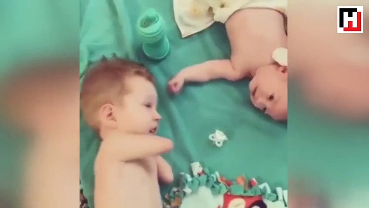 Kolları olmayan abi, yeni doğan kardeşine yardımcı oldu