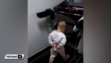 Bir yaşındaki çocuğu koşu bandına çıkarttı