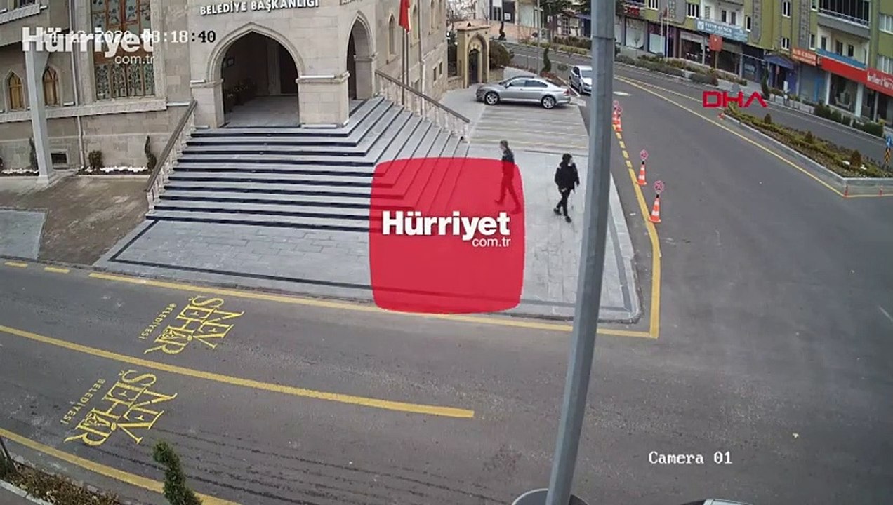 Görüntüler Nevşehir'den... Belediyeye girmeye çalışan koyun sürüleri ilginç görüntüler oluşturdu