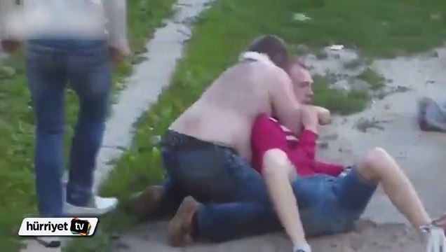 Sokak ortasında yumruk ve tekmeler havada uçuştu