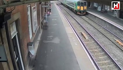 Tren bebek arabasını paramparça etti